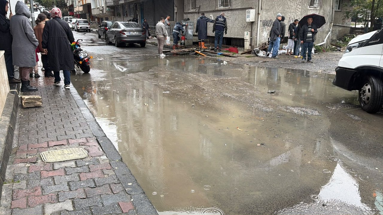 Küçükçekmece’de sağanak sonrası korku dolu anlar! Bodrum kattaki evinde mahsur kaldı, dakikalarca kurtarıldı