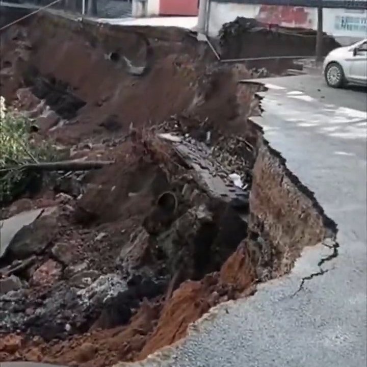 Mahalleli neye uğradığını şaşırdı! Çöken yol 15 aracı böyle yuttu