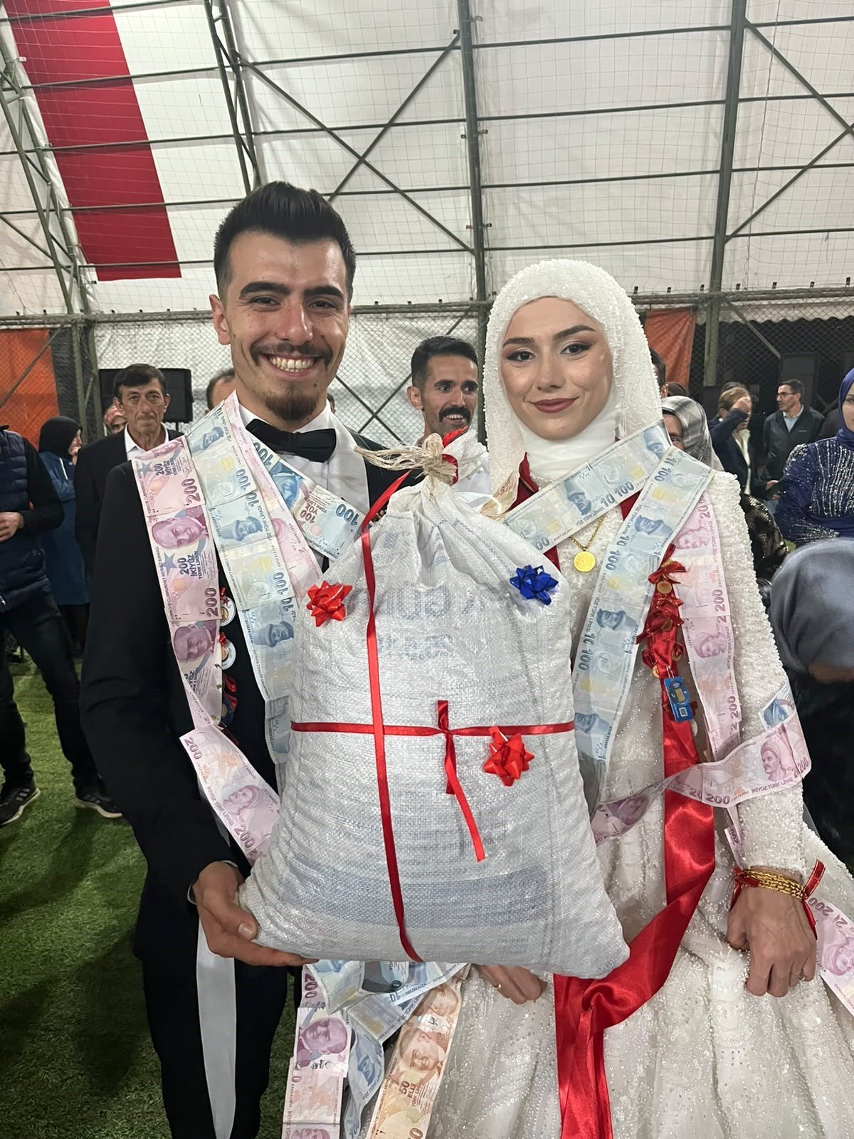 Ne altın ne para hediye etti! Gelin ve damada sürpriz takı