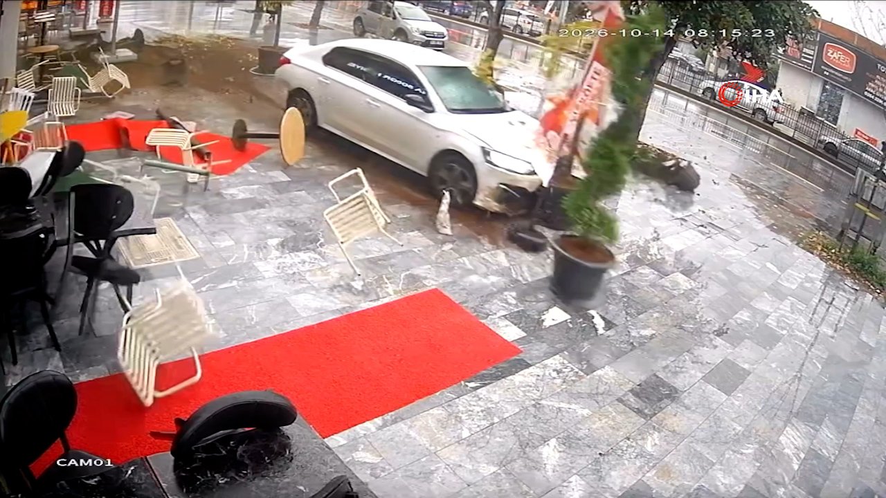 Sakarya'da facianın eşiğinden dönüldü! Kafeye dalan araçtan saniyelerle böyle kurtuldu