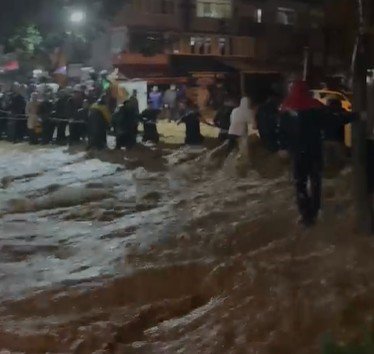 Sarıyer Ayazağa'da sel kabusu: Araçlar suda yüzdü, vatandaşlar botlar ve halatlarla kurtarıldı!