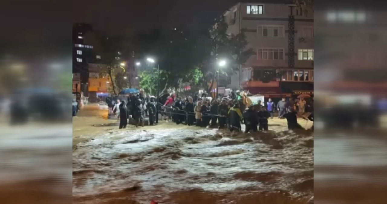 Sarıyer Ayazağada sel kabusu: Araçlar suda yüzdü, vatandaşlar botlar ve halatlarla kurtarıldı!