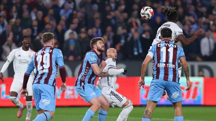 Süper Lig'de Beşiktaş, 15 puanla 2'nci; Trabzonspor, 13 puanla 5'inci sırada yer alıyor.
