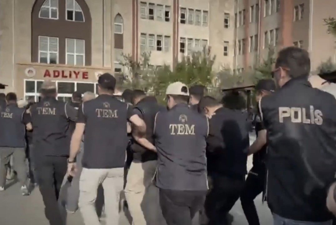 Ters kelepçeli görüntüler sonrası soruşturma! Başsavcılık resen harekete geçti görseli