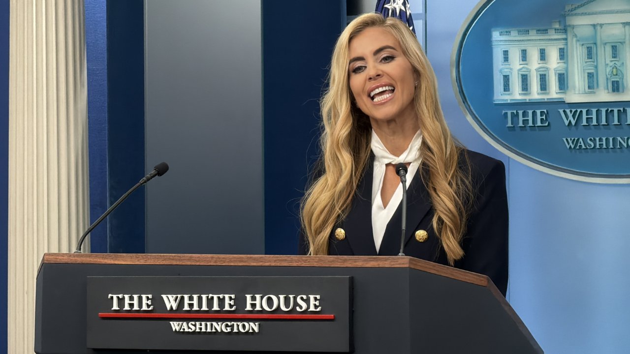 Trumpın sözcüsü Zachariadan ilk gününde tarihi gaf! Sosyal medya onu konuşuyor