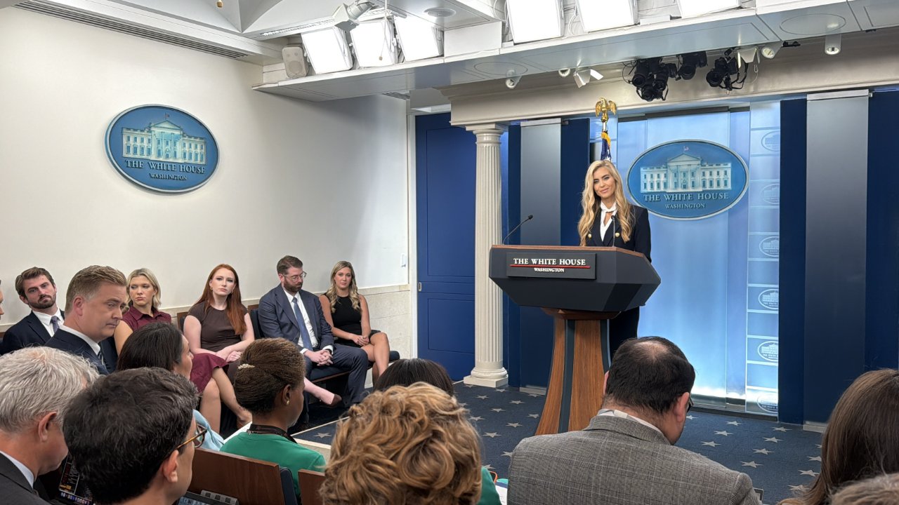 Trumpın sözcüsü Zachariadan ilk gününde tarihi gaf! Sosyal medya onu konuşuyor