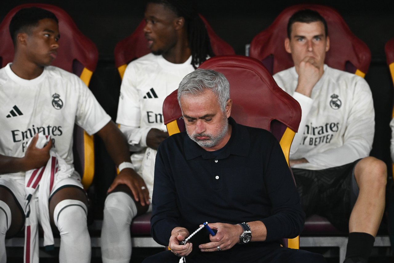 Jose Mourinho, 2026-2027 sezonu öncesi Benfica'dan ayrıldı ve Real Madrid'in başına geçti.