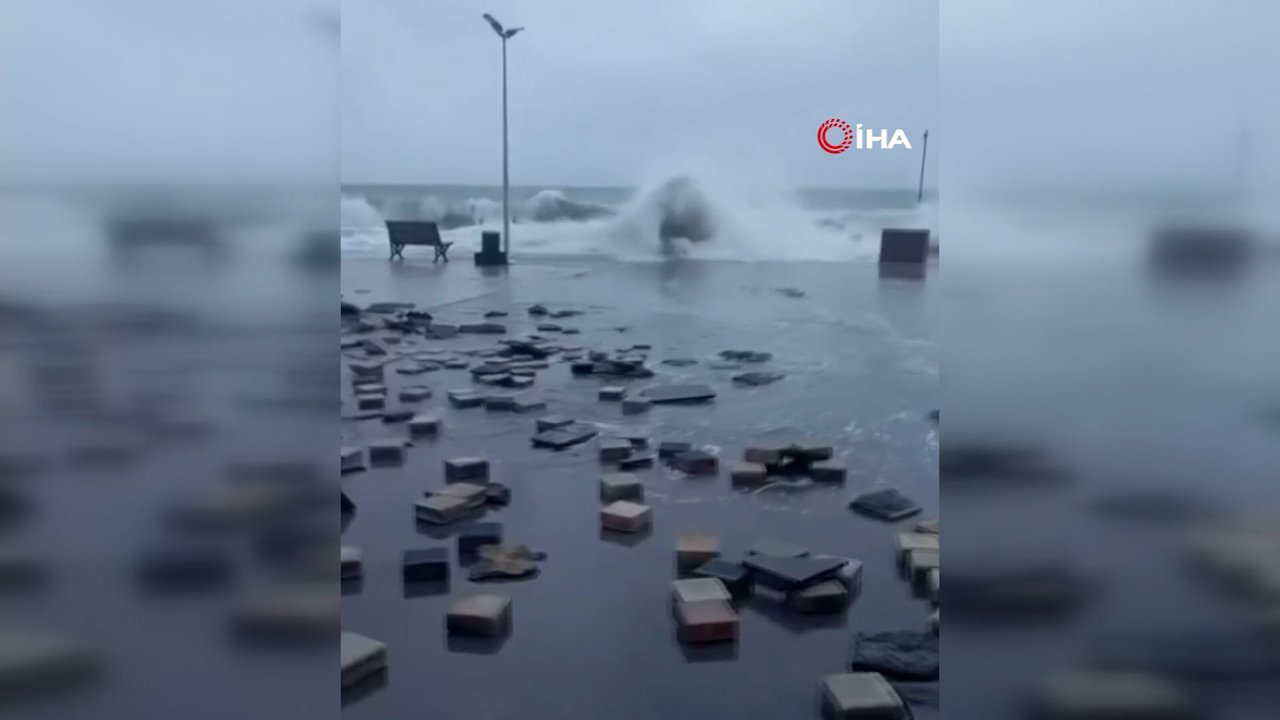 Bursa'da şiddetli fırtına sahil şeridini vurdu! Mudanya'da denizle kara adeta birleşti