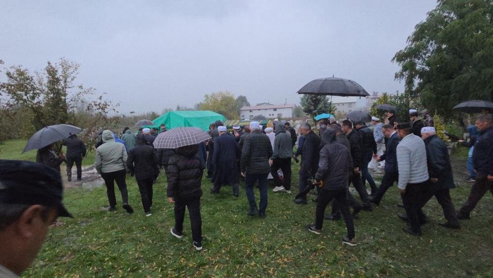 Küçük hafıza acı veda! Altı ay önce ölen babasının yanına defnedildi