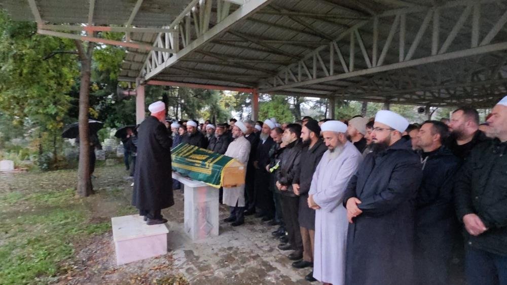 Küçük hafıza acı veda! Altı ay önce ölen babasının yanına defnedildi