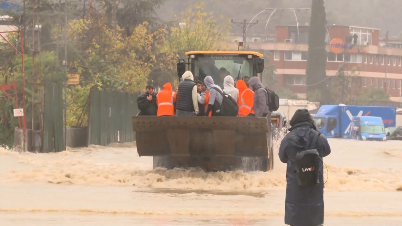 Her köşede bir hasar! Sarıyer’de araçlar hurdaya döndü 