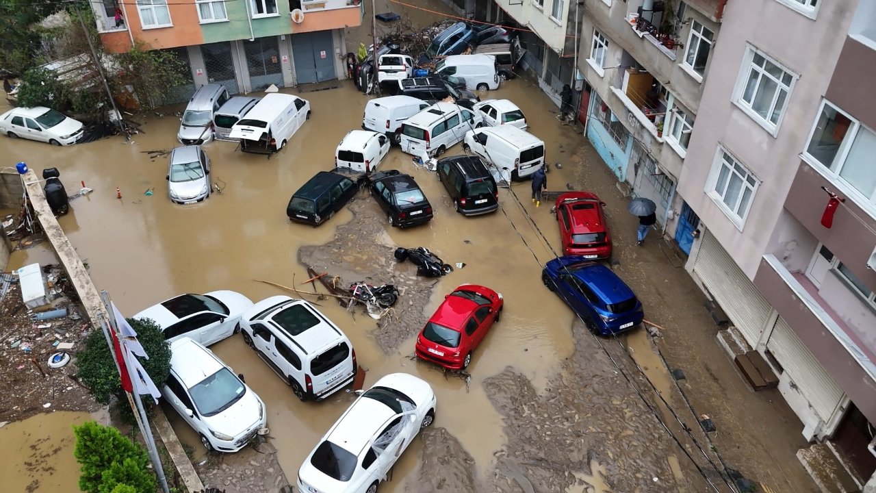 Her köşede bir hasar! Sarıyer’de araçlar hurdaya döndü 