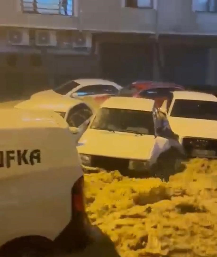 İstanbul ve Marmara’da zor gece! Araçlar sürüklendi, mahsur kalanlar kamyonlarla kurtarıldı