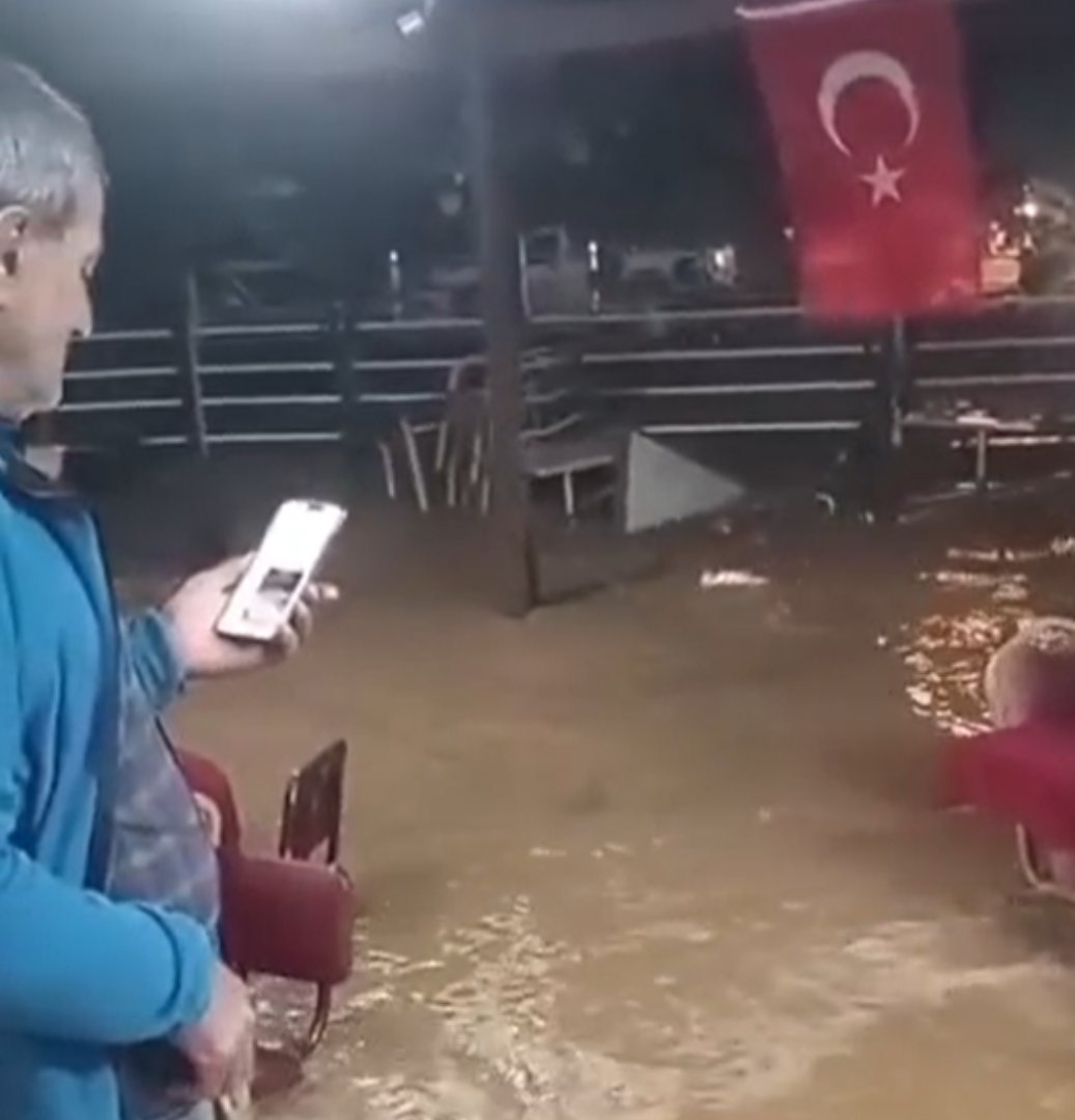 İstanbul ve Marmara’da zor gece! Araçlar sürüklendi, mahsur kalanlar kamyonlarla kurtarıldı