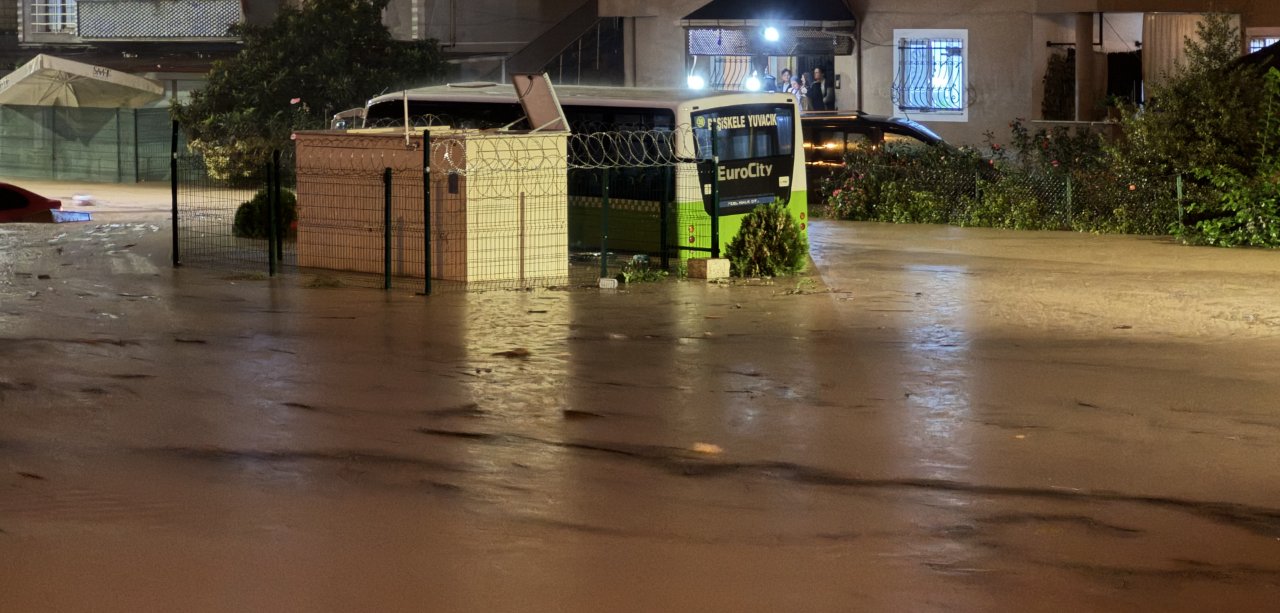 İstanbul ve Marmara’da zor gece! Araçlar sürüklendi, mahsur kalanlar kamyonlarla kurtarıldı
