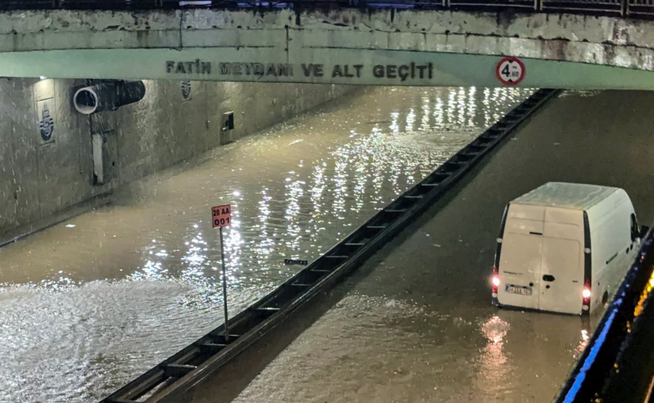 İstanbul ve Marmara’da zor gece! Araçlar sürüklendi, mahsur kalanlar kamyonlarla kurtarıldı
