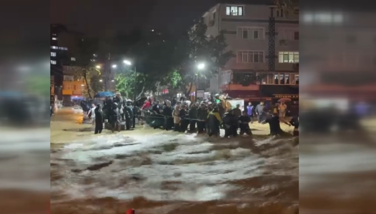 İstanbul ve Marmara’da zor gece! Araçlar sürüklendi, mahsur kalanlar kamyonlarla kurtarıldı