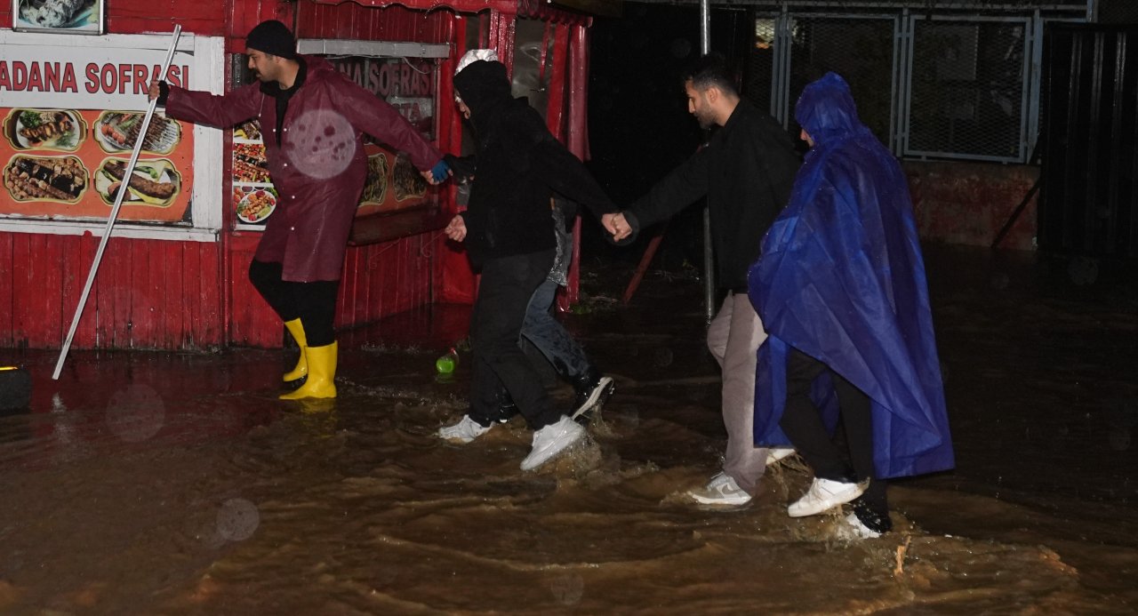 İstanbul ve Marmara’da zor gece! Araçlar sürüklendi, mahsur kalanlar kamyonlarla kurtarıldı