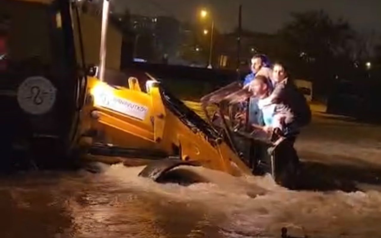 İstanbul ve Marmara’da zor gece! Araçlar sürüklendi, mahsur kalanlar kamyonlarla kurtarıldı