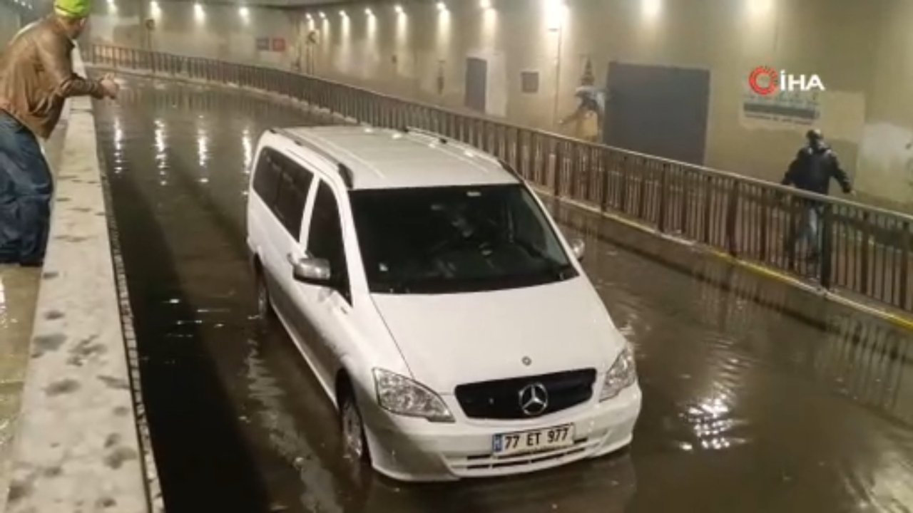 İstanbul ve Marmara’da zor gece! Araçlar sürüklendi, mahsur kalanlar kamyonlarla kurtarıldı