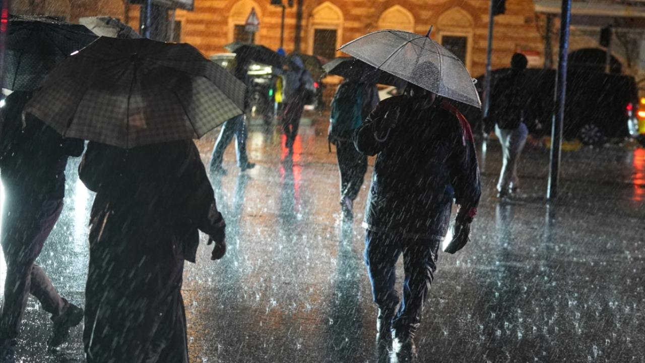 İstanbul'da okullar cuma günü de tatil! 5 ilde daha eğitime ara verildi