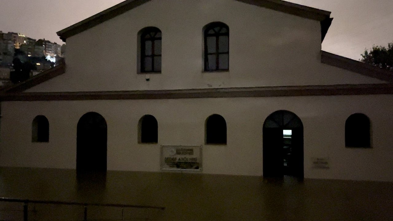 İstanbulda sağanak tarihi camiyi de vurdu! Kağıthane Deresi taştı, Sadabad Bahçesi sular altında kaldı