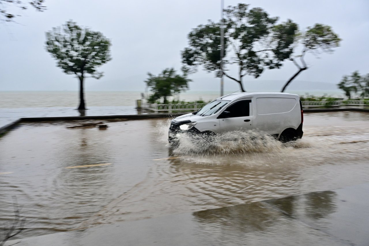 İstanbul'daki rekor yağışın nedenini açıkladı: 3 faktör birleşti!