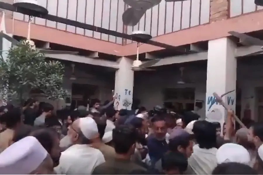 Pakistan'da okulun çatısı çöktü! Çok sayıda ölü ve yaralı var