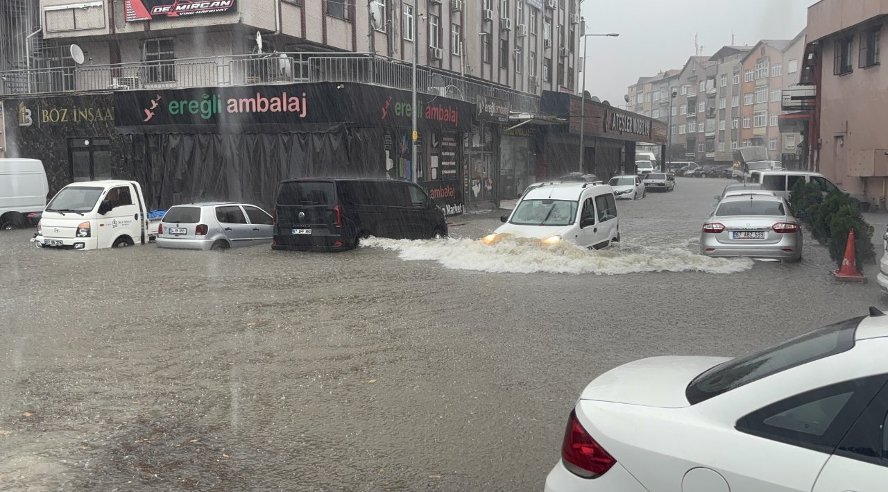Sağanak, İstanbul'dan sonra rotayı o illere çevirdi: Bir ev yıkıldı, camilerden anonslar yapıldı