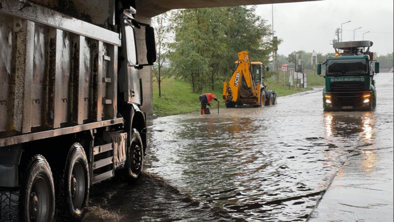 Sağanak, İstanbul'dan sonra rotayı o illere çevirdi: Bir ev yıkıldı, camilerden anonslar yapıldı