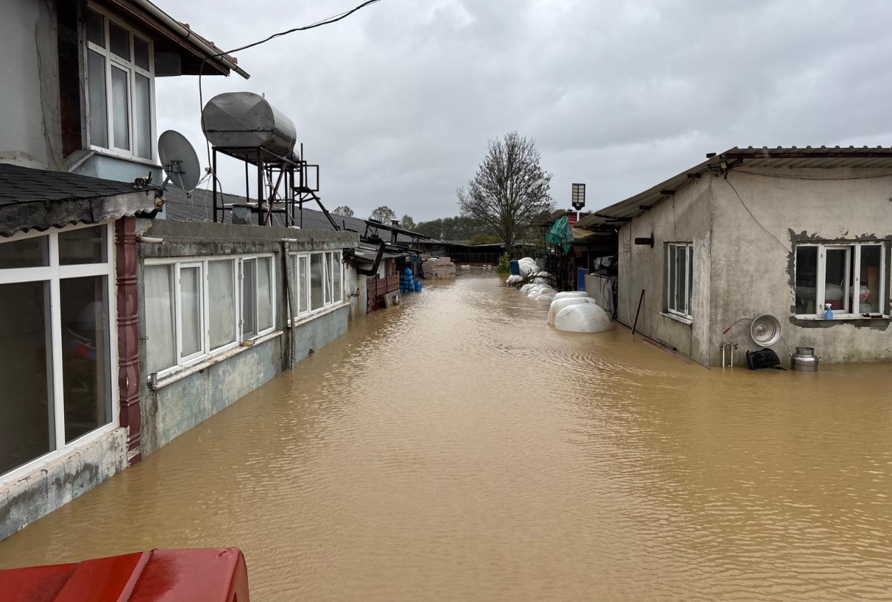 Sağanak, İstanbul'dan sonra rotayı o illere çevirdi: Bir ev yıkıldı, camilerden anonslar yapıldı