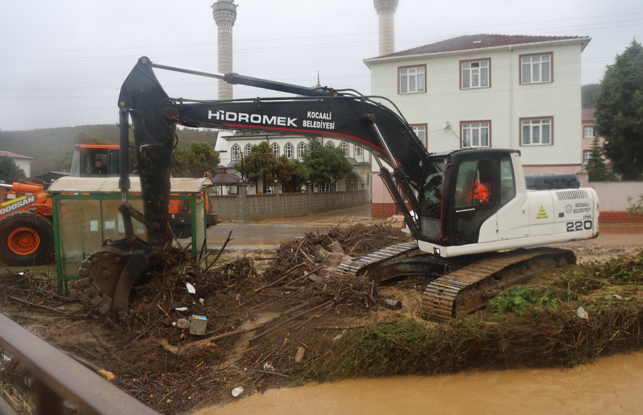 Sağanak, İstanbul'dan sonra rotayı o illere çevirdi: Bir ev yıkıldı, camilerden anonslar yapıldı