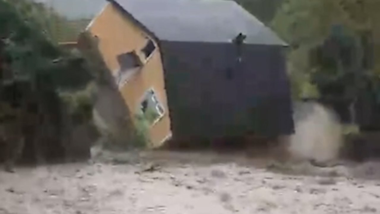 Sakarya'da sağanak nedeniyle dere kenarındaki iki katlı ev yıkıldı! O anlar kamerada