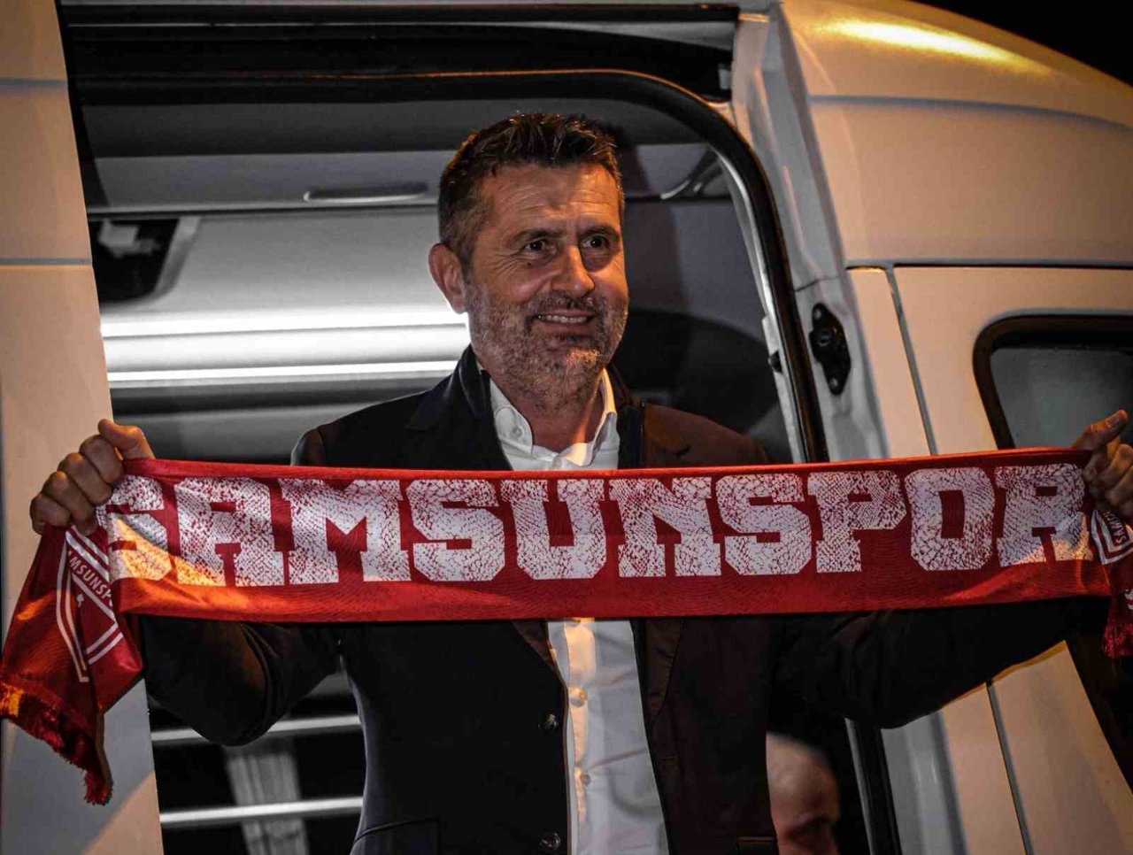 2023-2024 sezonunda Trabzonspor’da görev yapan Nenad Bjelica, bordo-mavililerin başında çıktığı 16 karşılaşmada 8 galibiyet ve 8 mağlubiyet alarak maç başına 1,5 puan ortalaması tutturdu.