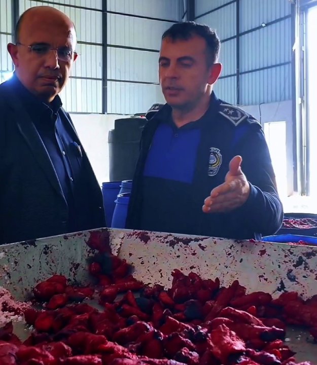 Vatandaşın ihbarıyla ortaya çıktı! Mide bulandıran şartlarda gıda üretimi