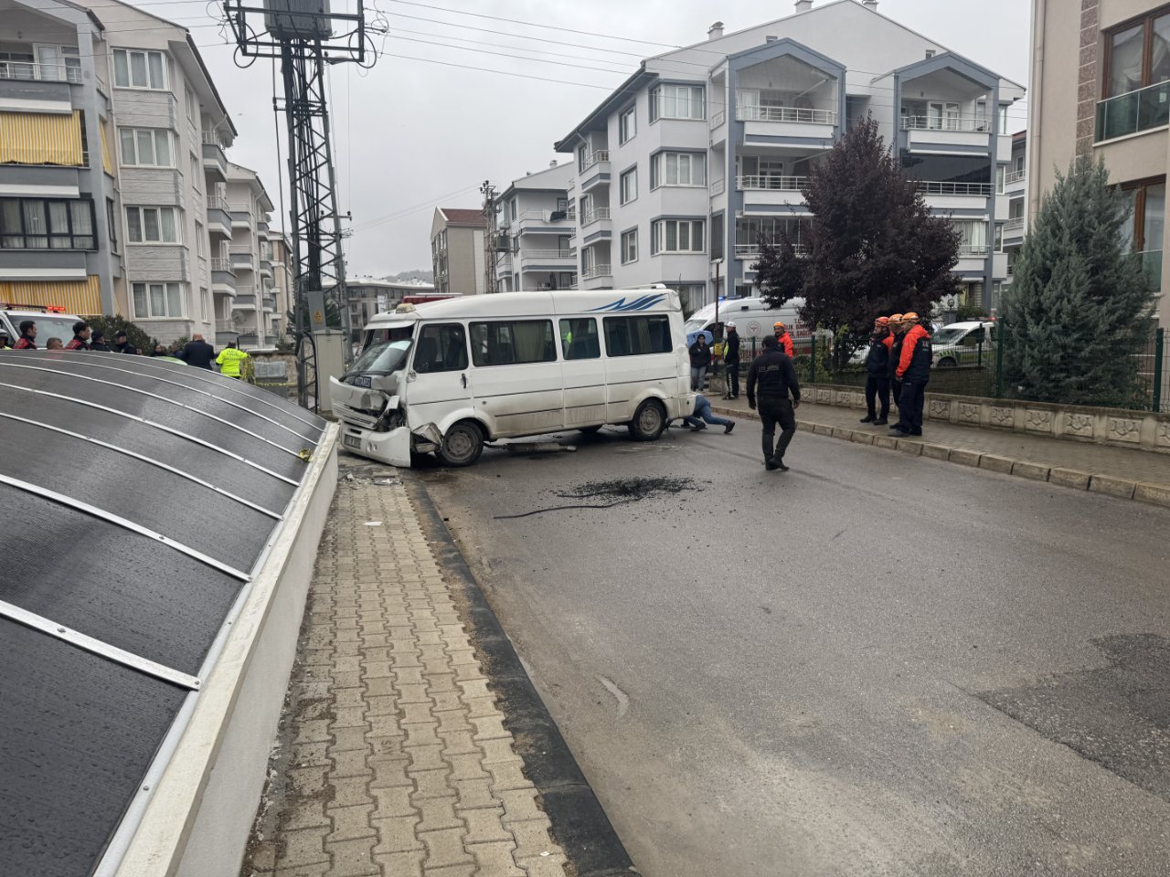 Afyonkarahisar'da öğrenci servisiyle dolmuş çarpıştı: Yaralılar var