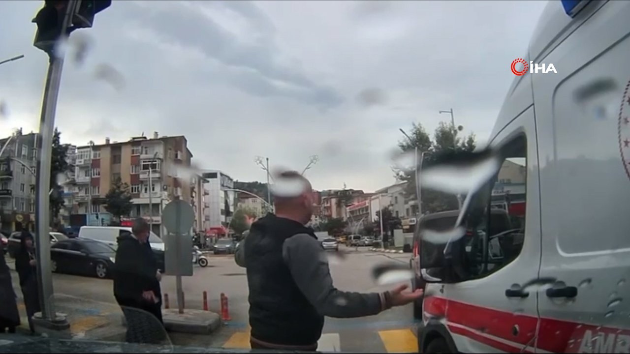 Ambulansa yol vermeyen aracı böyle kenara çektirdiler! Sürücülerin duyarlı davranışı kamerada