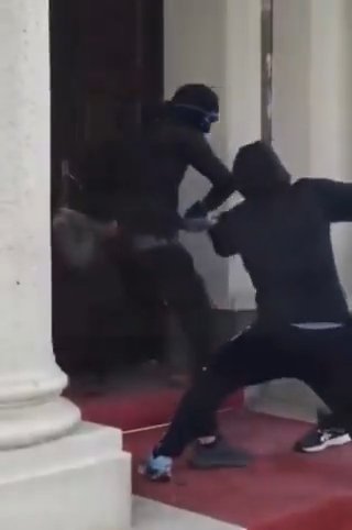 Arnavutlukta halk koçbaşıyla Meclise dayandı! Hükümet binaları ateşe verildi