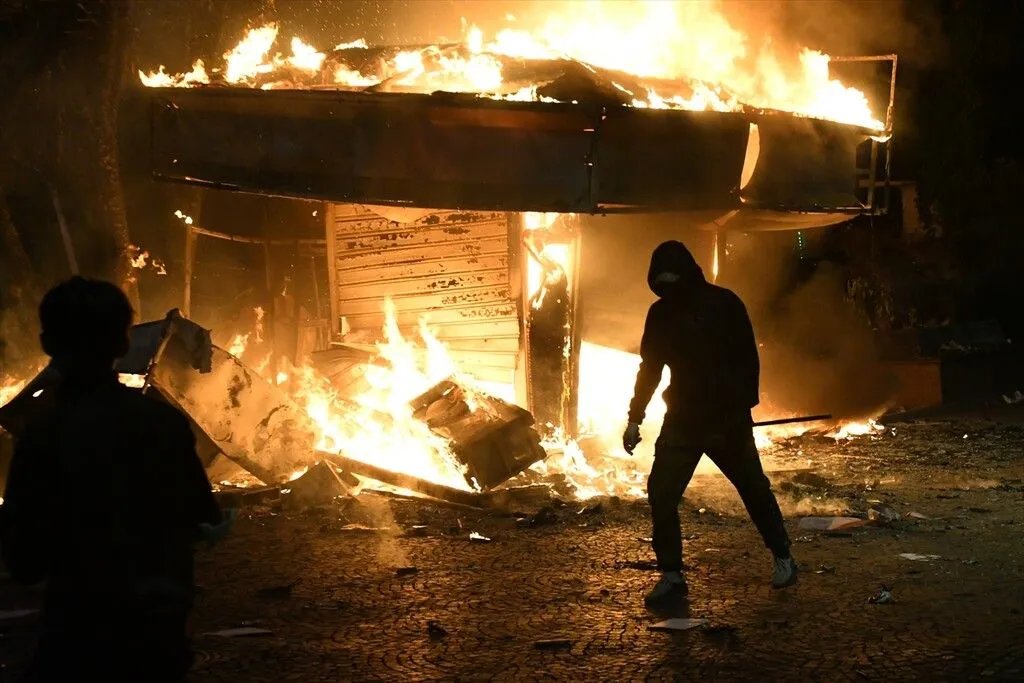 Arnavutluk'ta halk koçbaşıyla Meclis'e dayandı! Hükümet binaları ateşe verildi