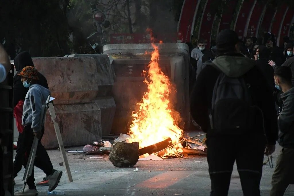 Arnavutluk'ta halk koçbaşıyla Meclis'e dayandı! Hükümet binaları ateşe verildi