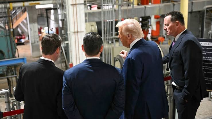 60 yaşındaki Grenell, Şubat 2025'te Kennedy Center'ın başına getirilmiş, tartışmalarla geçen görev sürecinin ardından Mart 2026'da istifa etmişti.