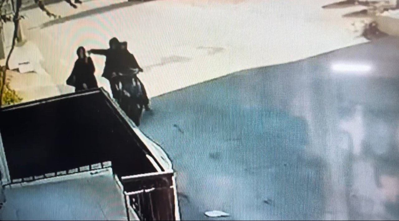 Bursa'da telefonla konuşan kadına kapkaç! 2 şüpheli motosikletteki çiziklerden yakalandı