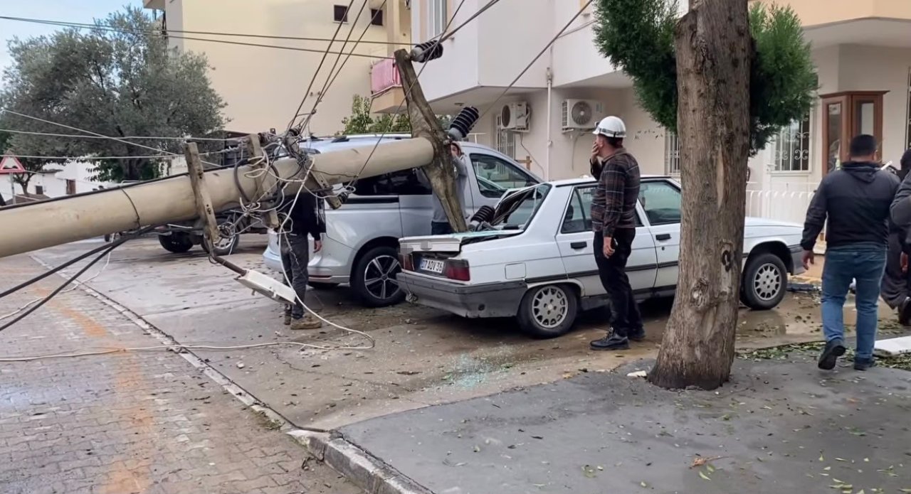 Çivi gibi saplandı! Sokak ortasında yürekleri ağza getiren olay: Araçta hasar var