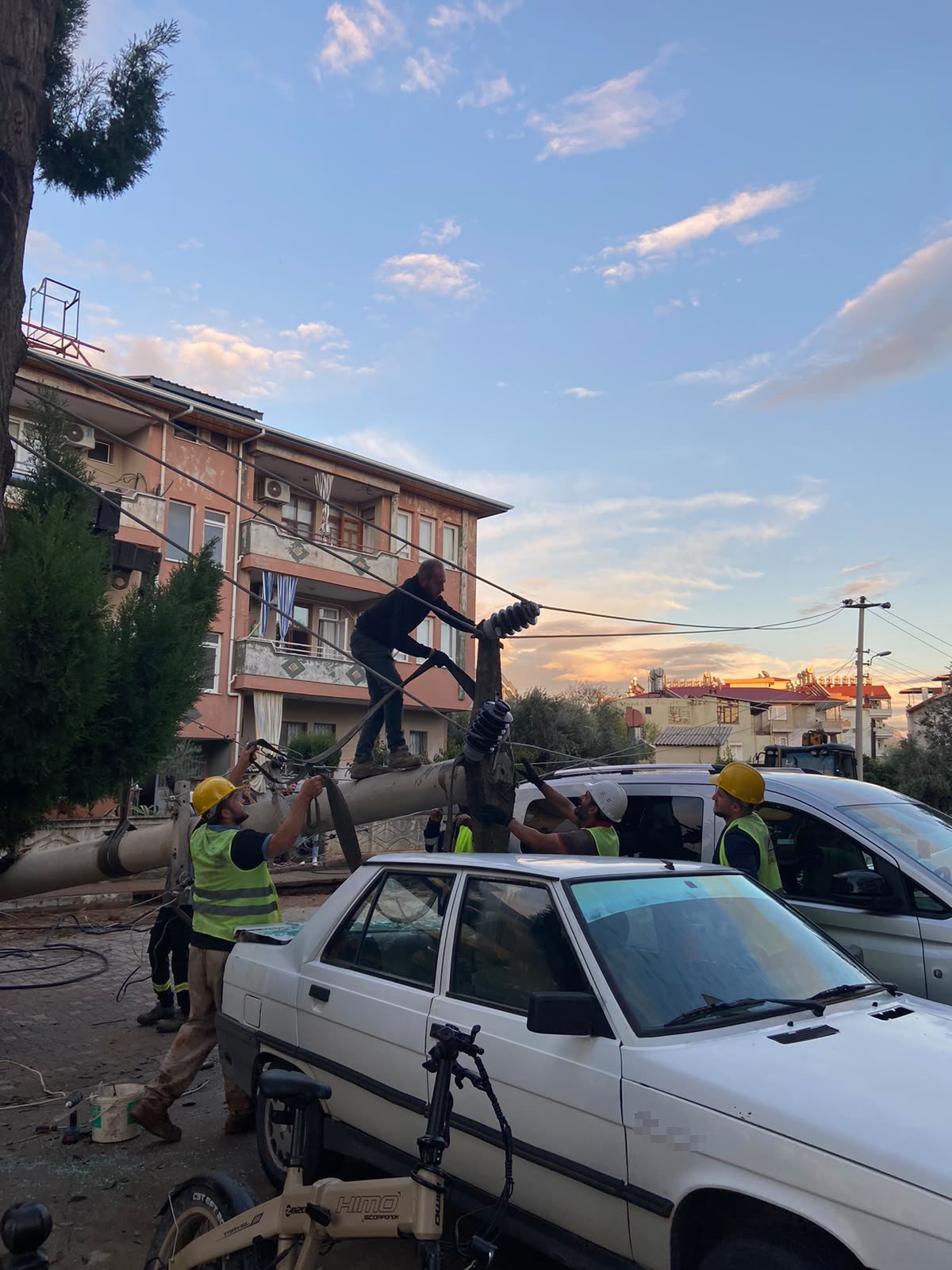 Çivi gibi saplandı! Sokak ortasında yürekleri ağza getiren olay: Araçta hasar var