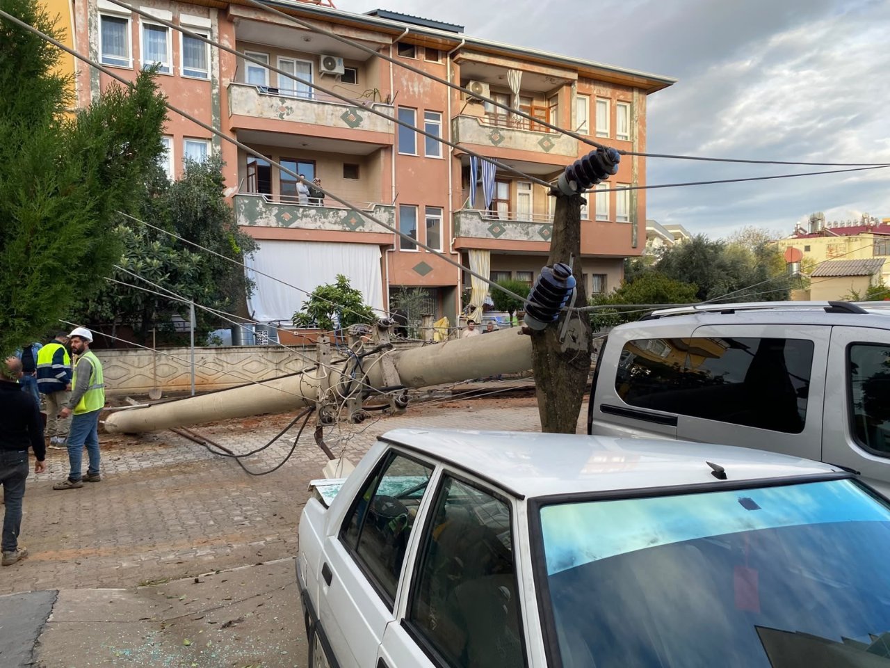 Çivi gibi saplandı! Sokak ortasında yürekleri ağza getiren olay: Araçta hasar var