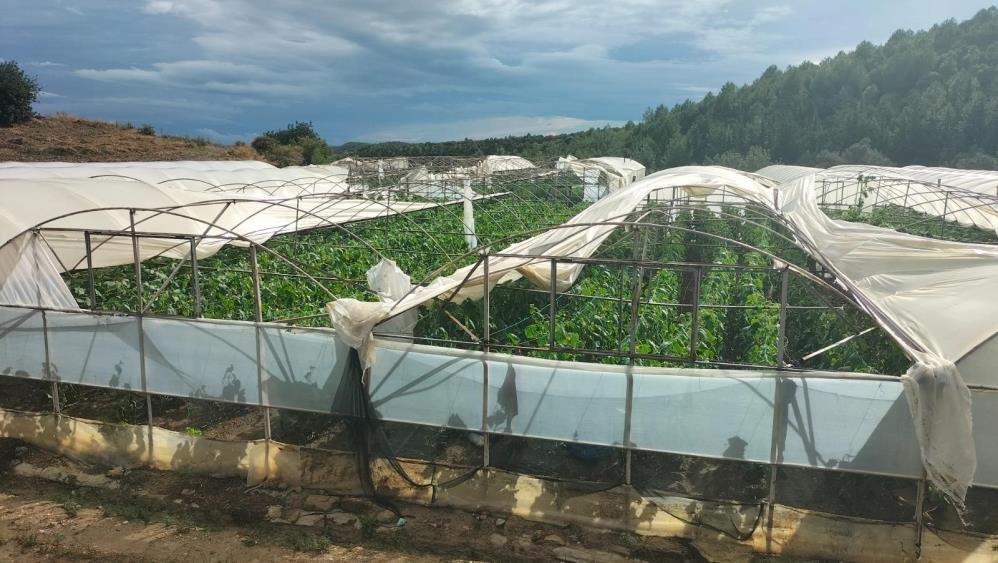Hortum ilçeyi esir aldı, tarım arazilerinde zarar büyük!
