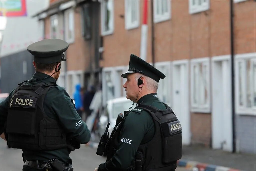 İrlandada bir eve bombalı saldırı: Polis alarma geçti