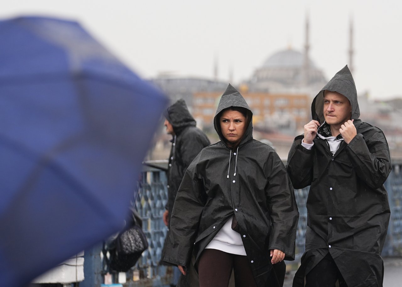 Meteoroloji saat, AKOM gün verdi! 83 yıllık rekor yağış sonrası İstanbul’a peş peşe uyarı