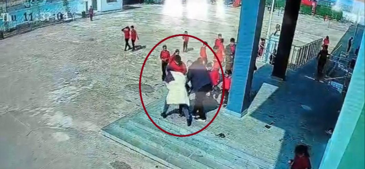 Teneffüste korku dolu anlar! Mandalina yerken boğulan küçük öğrencinin imdadına müdür yardımcısı yetişti