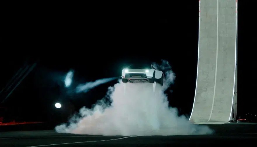 Teslanın uçan otomobili Roadster tanıtıldı! Havada takla attı, çıkış tarihi açıklandı